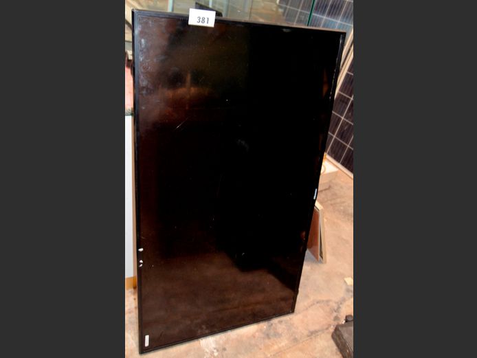 HISENSE 50" L.E.D. TV [Switches on, Screen cracked] ### LICENCE PLEASE ###