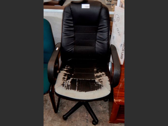 BLACK LEATHER TOUCH SWIVEL OFFICE CHAIR [Leather touch peeling]