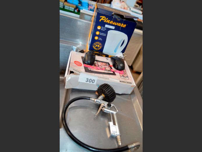 PINEWARE KETTLE, DIGITAL PHOTO FRAME, etc [Kettle faulty, other items untested]