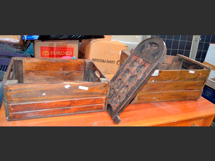 LOT: 2 x VINTAGE WOODEN CRATES & AN ORNAMENTAL WOODEN DOOR