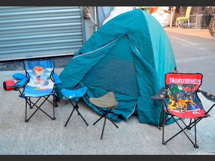 LOT: 2 x SLEEPING BAGS [Condition unknown], 2 x CHILDREN'S CAMPING CHAIRS & 2 x CAMPING STOOLS [16,18]