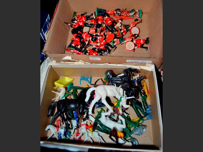 COLLECTION VINTAGE TOY SOLDIERS, HORSES & OTHER FIGURINES