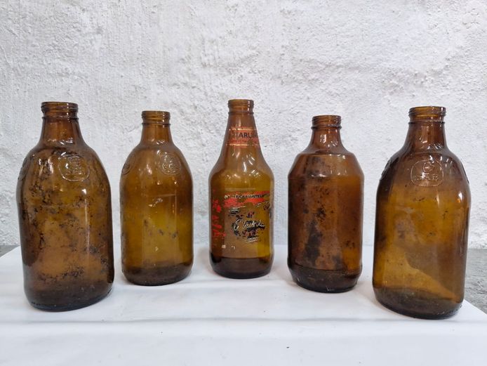 Set of 5 Vintage Amber Glass SAB & Carling Beer Dumpies