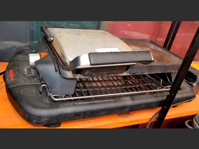 LOT: 2 x ELECTRIC GRILLS [Switch on, untested further, condition as per photo]