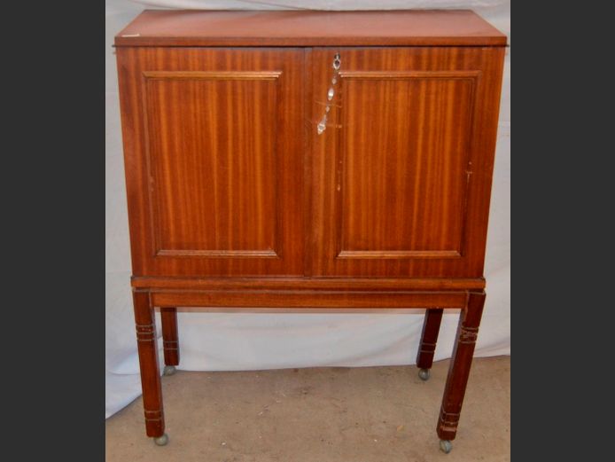 SAPELE MAHOGANY 2-DOOR TV CABINET, 83 x 40 x 107cm [1 Leg needs securing]
