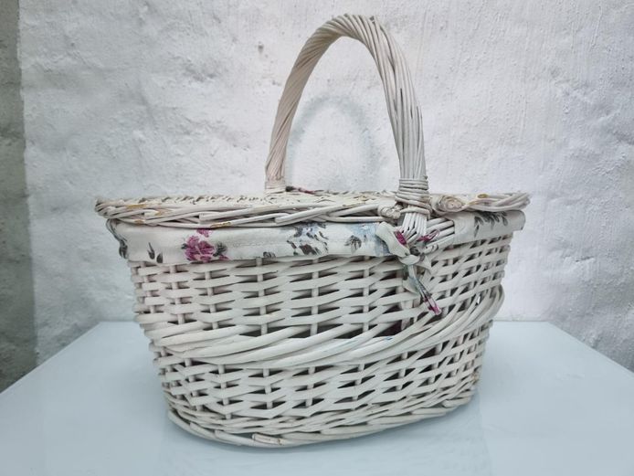 Vintage-Style Oval Wicker Basket with Hinged Lid & Floral Interior