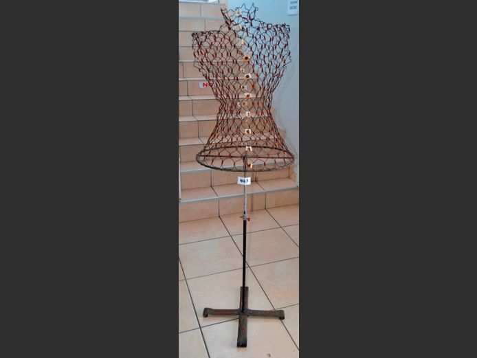 WIRE MANNEQUIN ON STAND, 161cm High