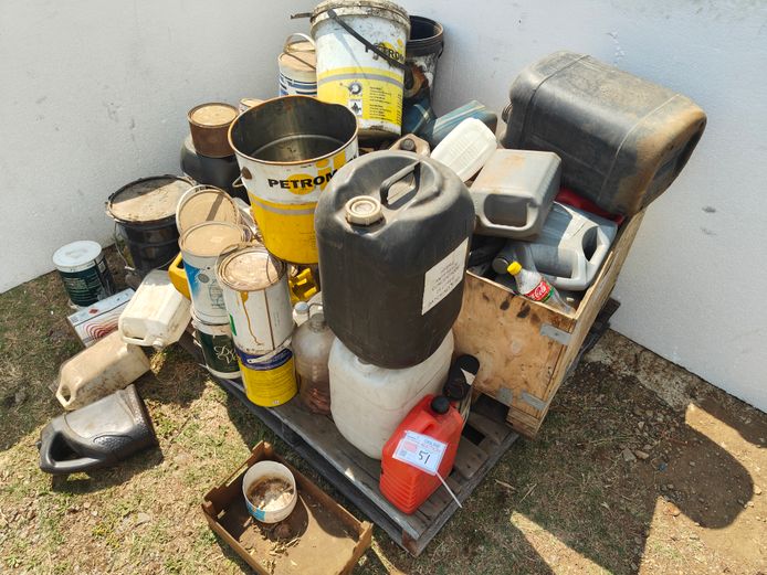 LOT CONTAINERS & PAINT