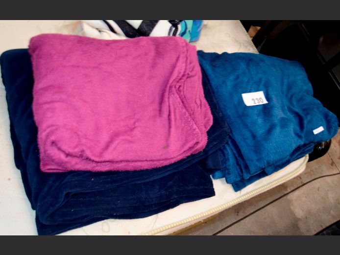 LOT: 4 x FLEECY KNEE BLANKETS