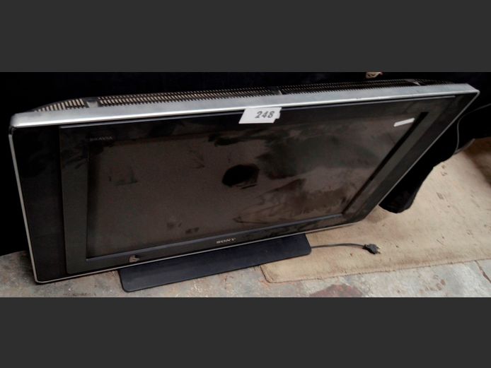 SONY 32" LCD TV [Switches on, screen cracked, faulty] [#: CP843535MP] ### LICENCE PLEASE ###