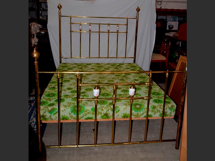 BRASS & PORCELAIN QUEEN SIZE BED WITH FOAM MATTRESS