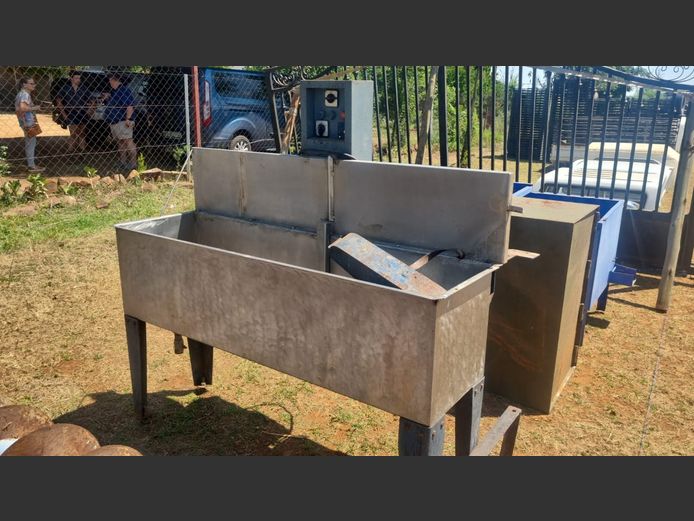 STAINLESS STEEL MINCE MIXER. NEEDS ATTENTION