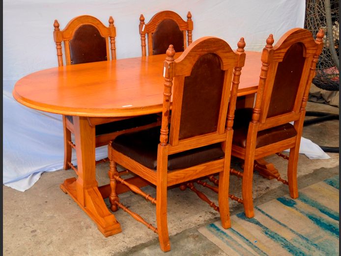 OAK FINISH EXTENSION DINING TABLE & 4 CHAIRS WITH LEATHER SEATS & BACK RESTS, 195 x 105 x 76cm [Needs TLC]