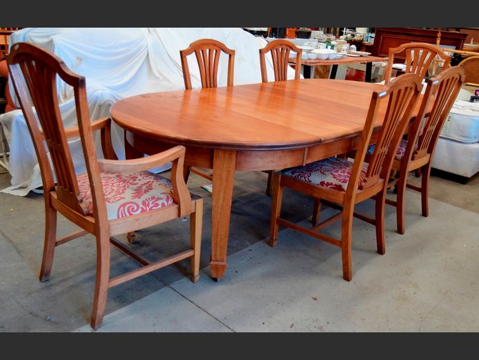 MAHOGANY EXTENSION DINING TABLE WITH 4 CHAIRS & PAIR CARVERS, 242 x 121 x 75cm
