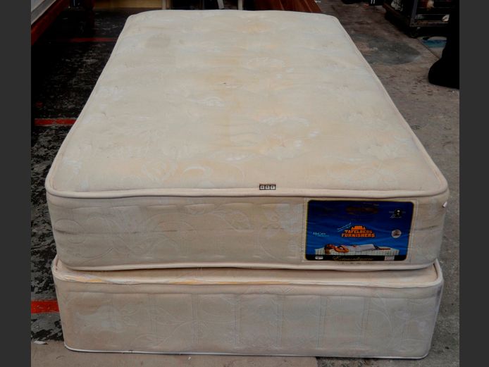 SIMMONS ¾ BED BASE & MATTRESS SET [Stained]