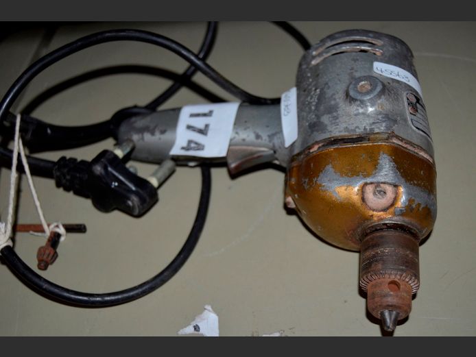 BLACK & DECKER DRILL [Switches on]