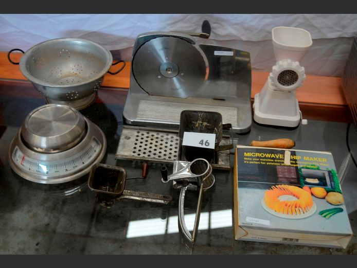 PINEWARE STAINLESS STEEL MANUAL BREAD SLICER, MICROWAVE CHIP MAKER, KITCHEN SCALE, etc