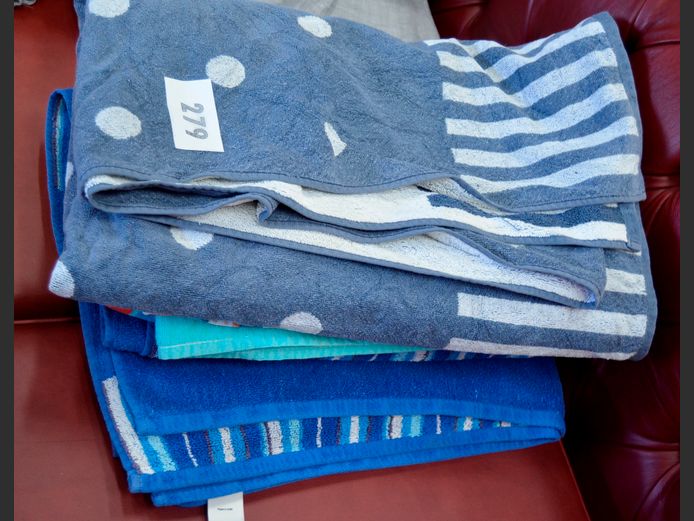 LOT: BLUE BEACH TOWELS