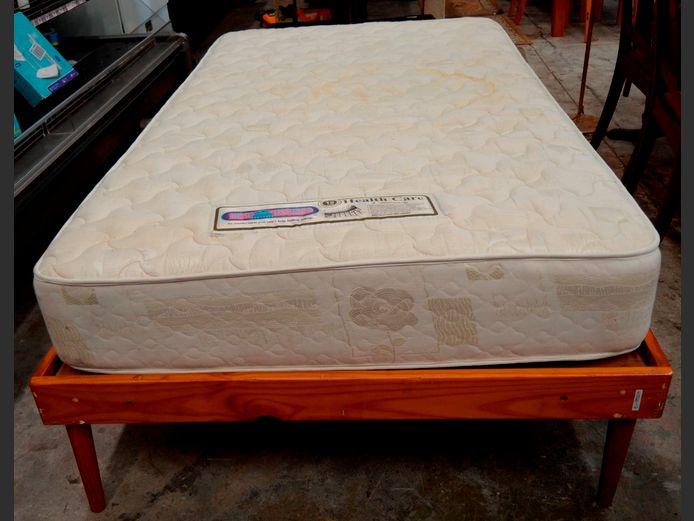PINE THREE QUARTER DIVAN WITH MATTRESS [Needs a clean]