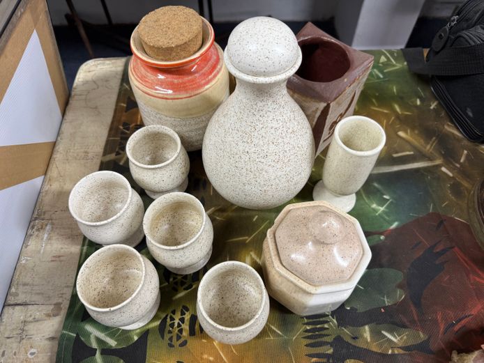 Stoneware jug and cups - 10 items