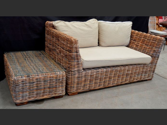 THICK WICKER 2-SEATER PATIO COUCH, 160 x 90cm, WITH CUSHIONS & MATCHING SIDE TABLE WITH GLASS TOP, 90 x 60 x 34cm