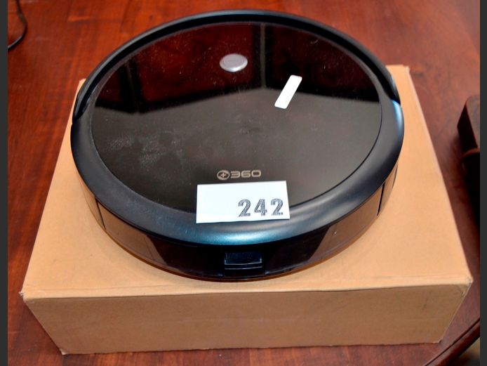 360 ROBOT VAC [Switches on]