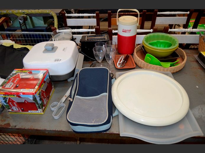 SALTON ELECTRIC FRYING PAN, 2-SLICE TOASTER, WOODEN BOWLS, etc [Switch on, untested further] [23,34]