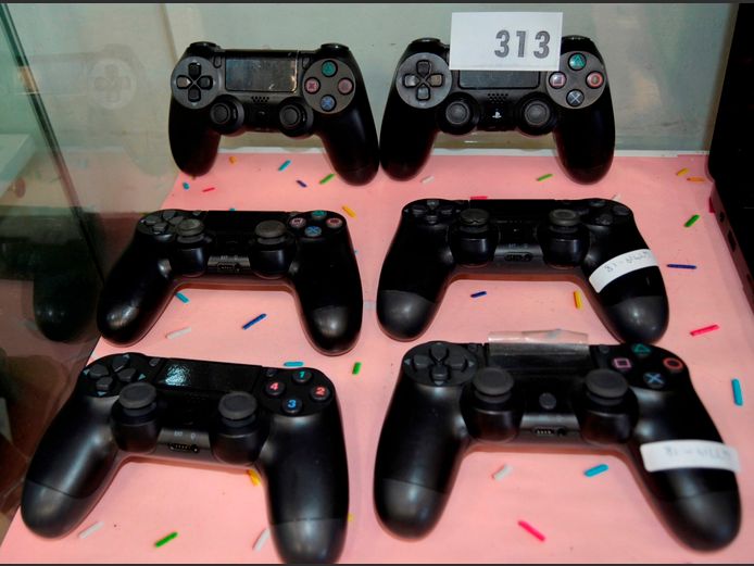 LOT: PS4 TYPE GAMING CONTROLLERS [Untested]