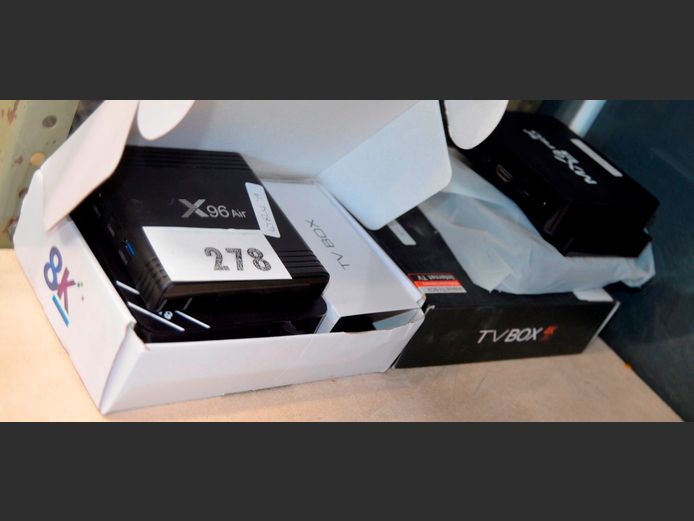 LOT OF 6: VARIOUS SMART TV BOXES [Untested, some incomplete]