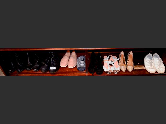 ASSORTED LADIES SHOES & A CLUTCH BAG
