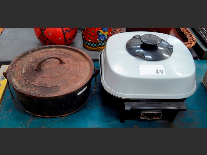 PINEWARE ELECTRIC FRYING PAN, 30 x 30cm [Switches on, untested further] & A CAST IRON FLAT BOTTOMED POTJIE POT, 28cm Diameter x 10cm High [rusty] [72,76]