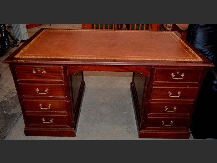 MAHOGANY LEATHER INLAID 8-DRAWER DESK WITH BRASS HANDLES, 150 x 85 x 75cm