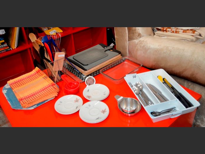 KITCHEN UTENSILS, CUTLERY, CHOPPING BOARDS, PLACEMATS, etc