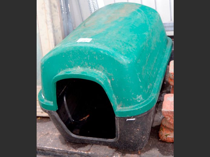 PLASTIC 2-PIECE DOG KENNEL, 90 x 65 x 65cm