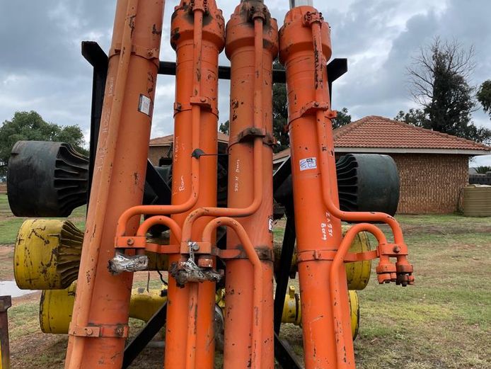 4 hydraulic cylinders hitachi 