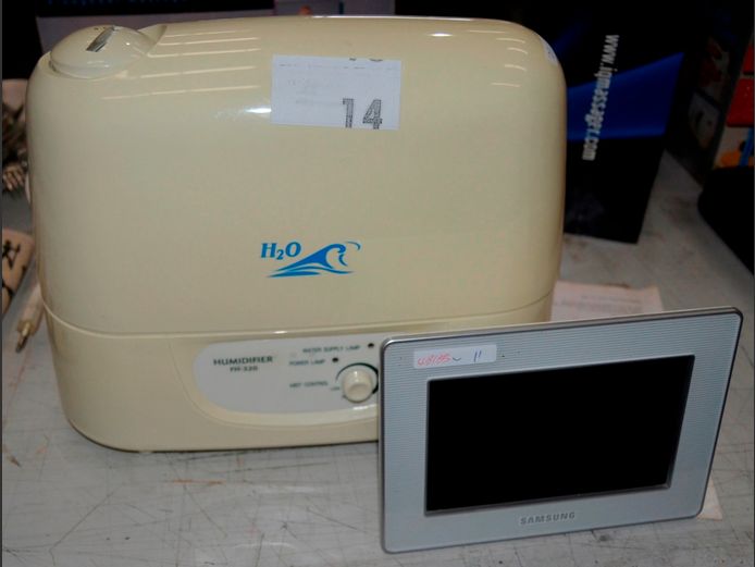 HUMIDIFIER & A SAMSUNG DIGITAL PHOTO FRAME[Untested] [11,22]