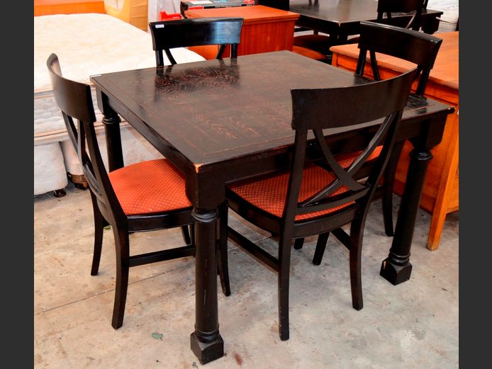 WOODBENDER STAINED OAK 4-SEATER DINING TABLE, 92 x 92 x 75cm