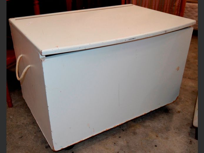 WHITE PAINTED KIST, 70 x 49 x 48cm [Needs some TLC]