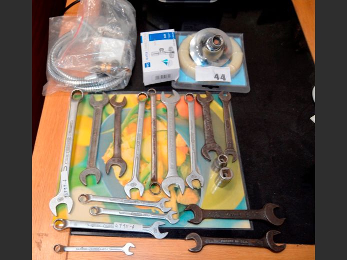 LOT: COMBINATION SPANNERS, SHOWER HEAD & A BATHROOM SCALE [6,16]