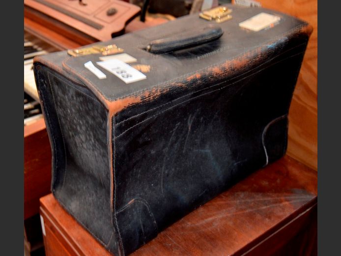 VINTAGE LEATHER PILOT'S CASE, 47 x 21 x 30cm