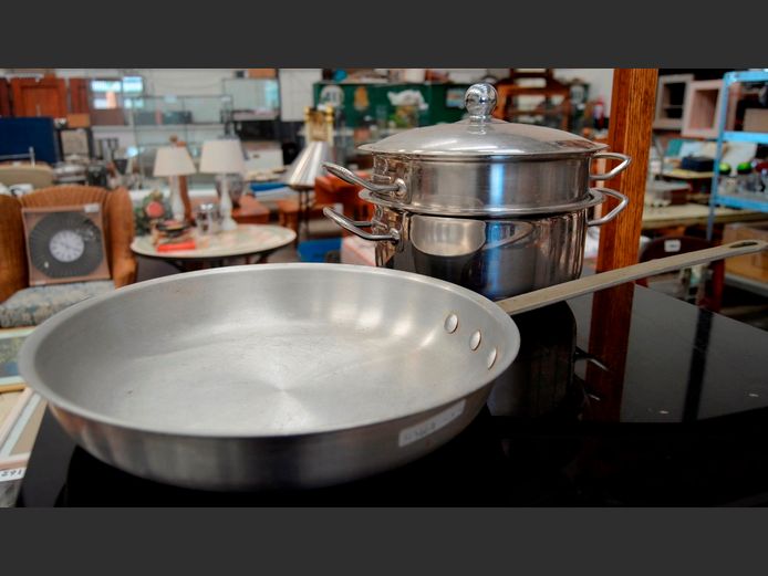 EQUICO STAINLESS STEEL STEAMER POT & AN ALUMINIUM FRYING PAN