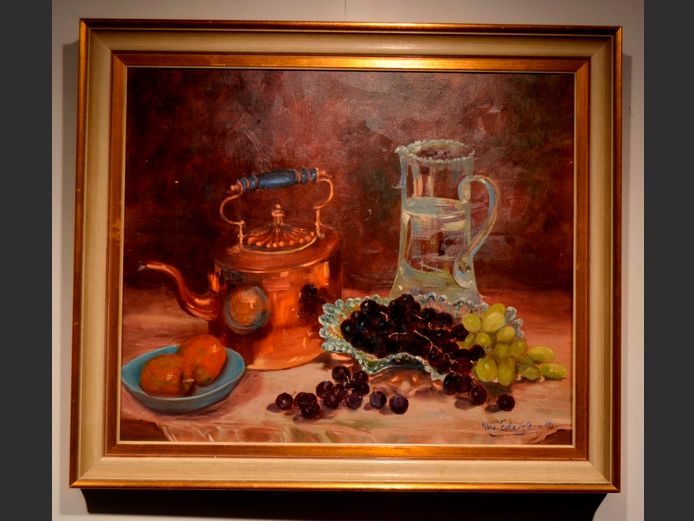 FRAMED OIL ON BOARD STILL LIFE OF PITCHER, COPPER KETTLE & FRUIT SIGNED NINA EDELSTEIN, 58.6 x 48.7cm