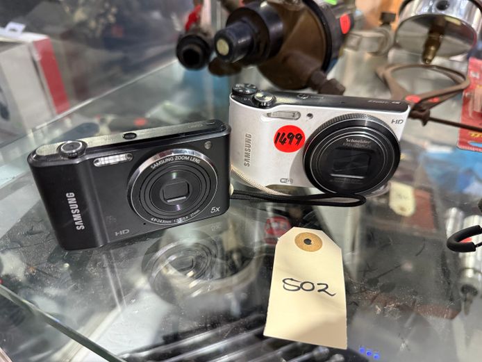 Set of 2 samsung Cameras 