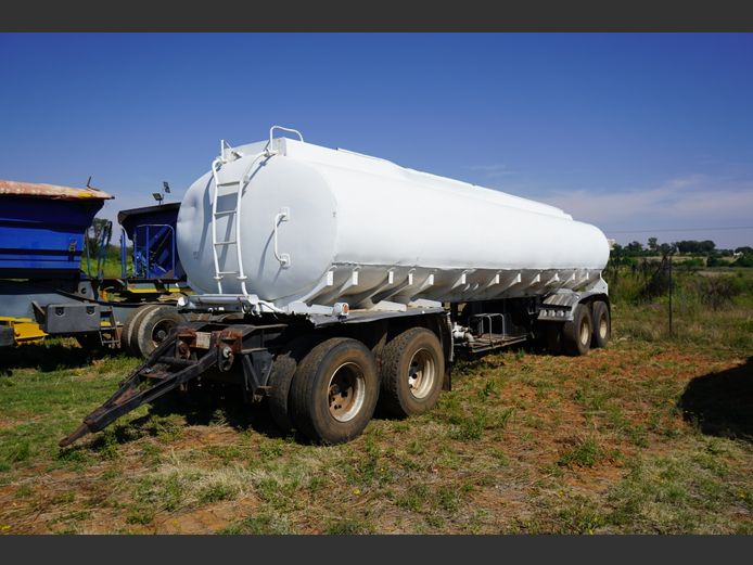 WATER TANKER WIT (NIE PAPIERE) 30 000 L DUBBELAS