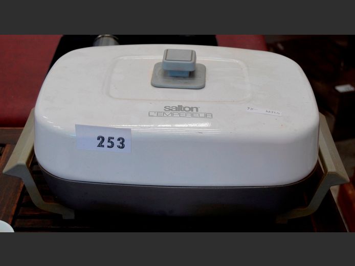 SALTON ELECTRIC FRYING PAN [Switches on, untested further]