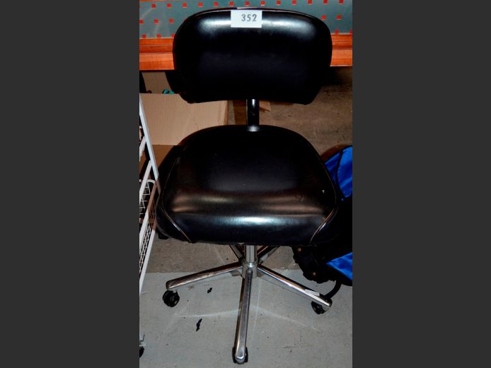 MID-CENTURY MODERN BLACK VINYL SWIVEL OFFICE CHAIR