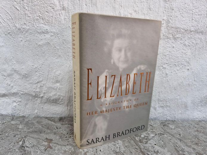 Elizabeth: A Biography of Her Majesty The Queen by Sarah Bradford