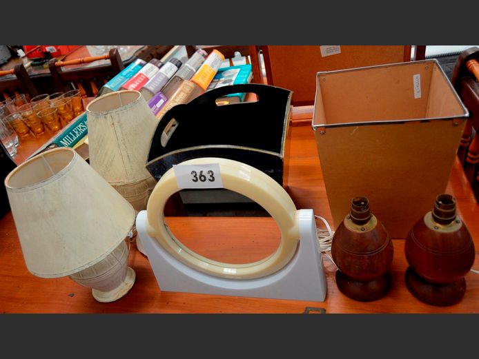 LOT: 2 x PAIRS BEDSIDE LAMPS, MAGNIFYING MIRROR & WASTE BINS