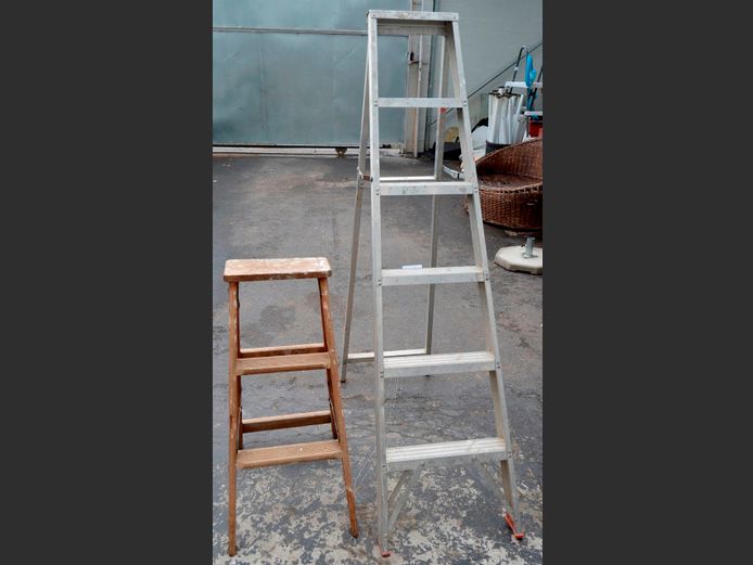 LOT OF 2 LADDERS: ALUMINIUM 5-STEP & WOODEN 2-STEP [5,6]