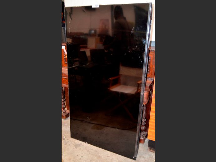 HISENSE 70" TV [Switches on, Screen cracked] ### LICENCE PLEASE ###